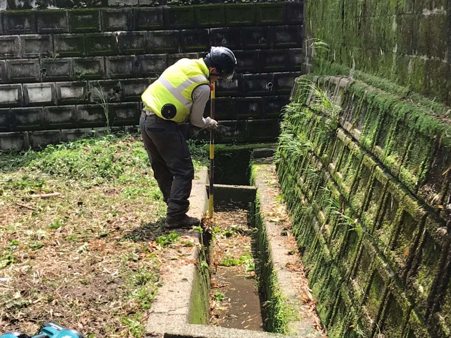 水路にたまったゴミや葉っぱをしっかり取り除き鋸屑を掃除してすべての作業が完了！